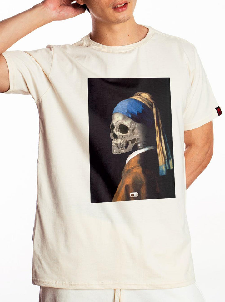 Camiseta Garota com Brinco de Pérola Caveira - Cápsula Shop