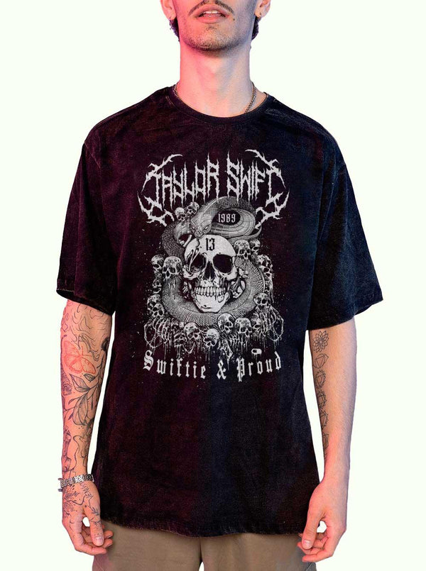 Camiseta Estonada Taylor Swift Death Metal - Cápsula Shop