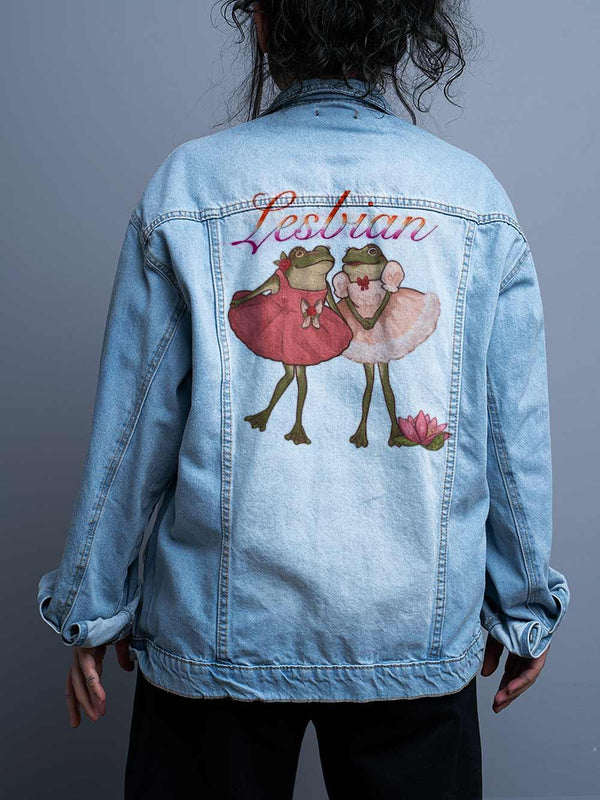 Jaqueta Jeans Oversize Unissex Sapinhos do Orgulho Lesbian Mochi Moon - Cápsula Shop