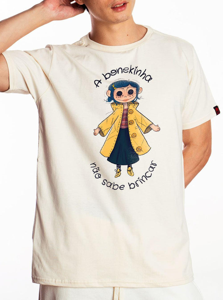 Camiseta Coraline Denise Ilustra - Cápsula Shop