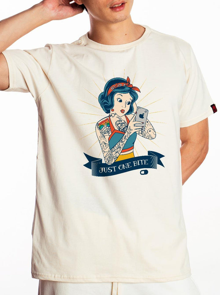 Camiseta Princesas Branca de Neve Tatuada Raluke - Cápsula Shop
