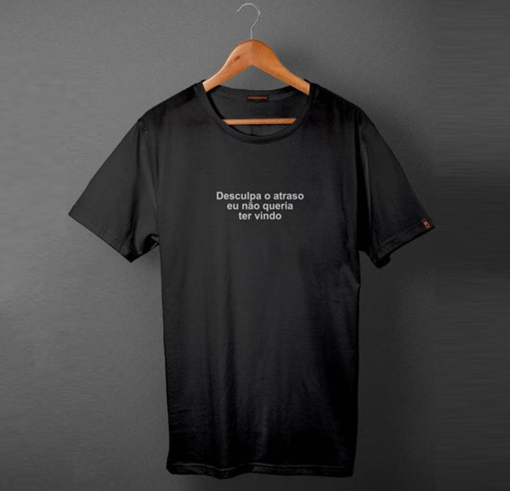 Camiseta Desculpa o Atraso - Cápsula Shop