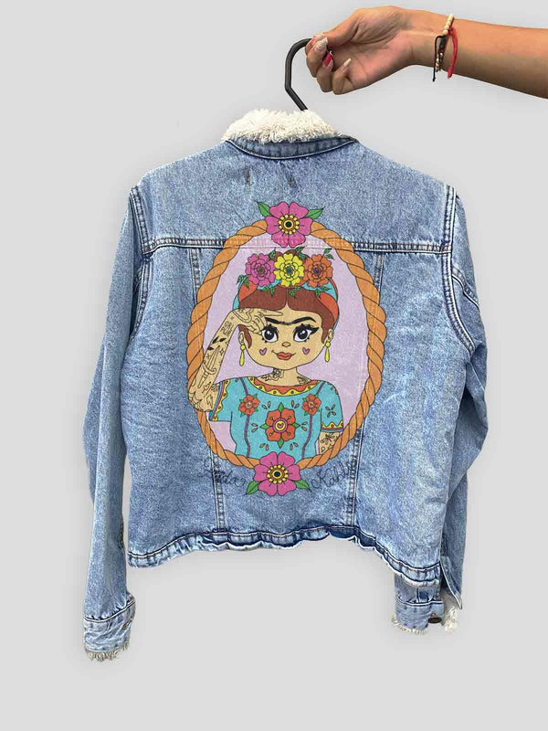 Jaqueta Jeans de Pelinho Frida Kahlo Joga Pedra na Geni - Cápsula Shop